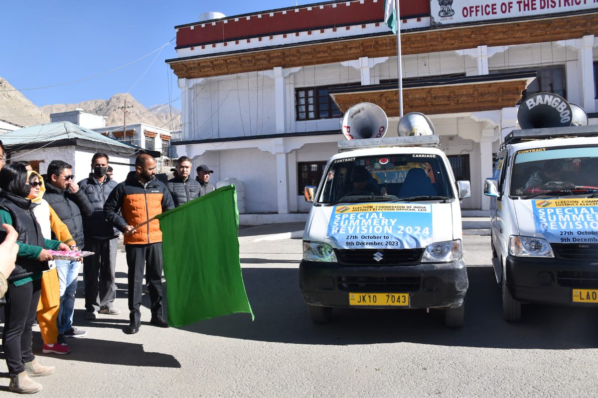 District Election Officer/ DC, Leh,@santoshsukhdeve flagged off the SVEEP campaign through Mobile Democracy Van today from DC Office Leh. Emphasized the importance of active citizen involvement in the electoral process. @LAHDC_LEH @DC_Leh_Official @ddnewsladakh @prasarbharti