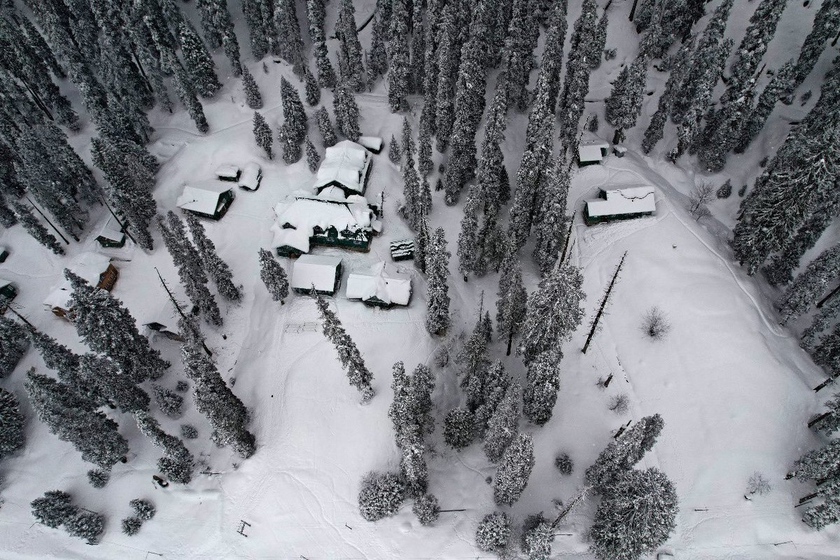 kashmir_right's tweet photo. The exciting winter isn't just a portion of year, it's a festival. Get ready to enjoy the real winter wonderland.
#Kashmir
#winterwonderland
#heavenonearth
#experiencewinter
#snow #himalayas
#adventure
#thrill #jktourism
@SyedAbidShah https://t.co/BUIMjHf8N2