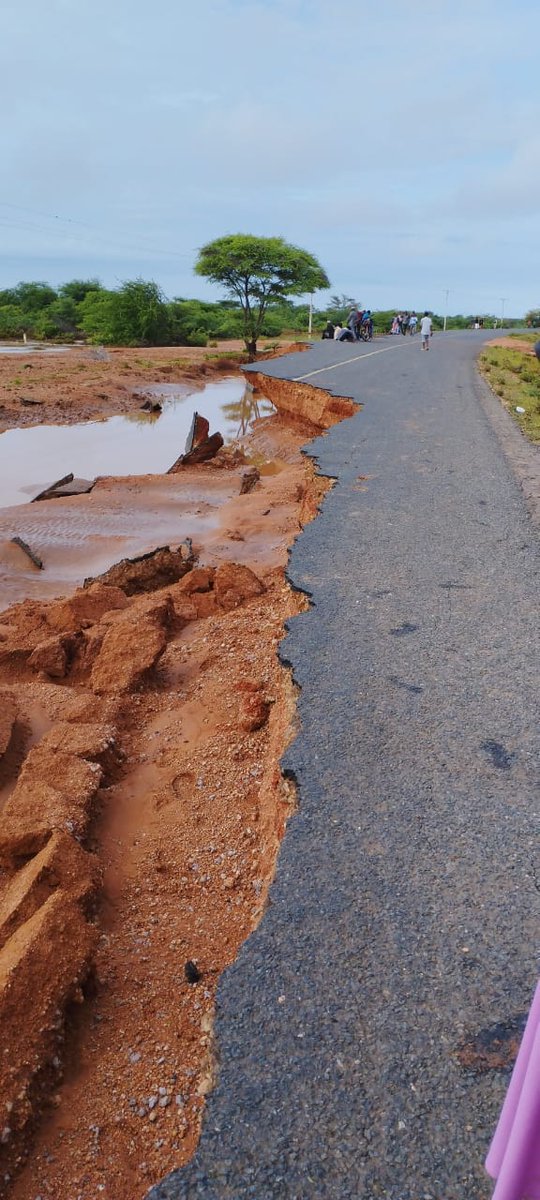 omwambaKE's tweet photo. JUST IN
If you are planning to travel to Garissa from the Nairobi and vice versa,  be advised to stay where you are or use a flight,  the road has been fully swept by floods at around Bangale Area. https://t.co/neruTkb87e