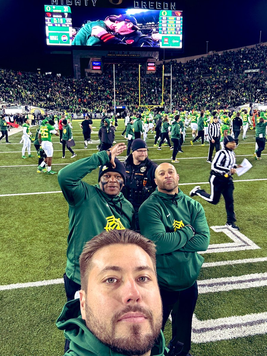 coachshaud21's tweet photo. Ducks Win!! 🦆 Thank you, Autzen! You were amazing all season. Last one to leave turn out the lights. See yall in Vegas. #LongLiveSpence🕸️ https://t.co/NIB1QP3uAA