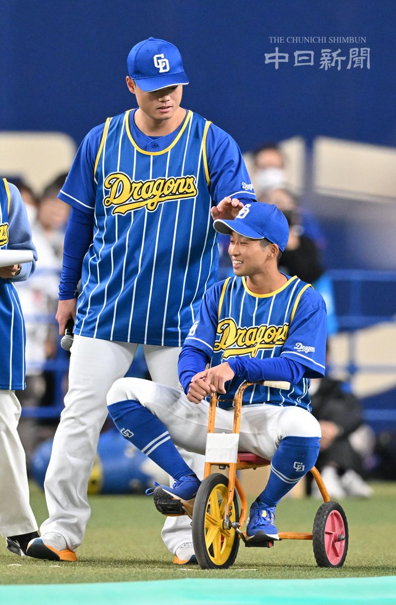 ドラゴンズ】 三輪車にまたがり、細川選手に頭をなでられる田中選手