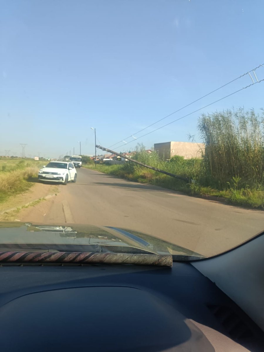 Citytherob2Rob's tweet photo. @CityTshwane @MotheoLebelo @tshwane_mayor @Powerfm987 There's a Pole next to Shaka Res about to block road,can someone please allocated for this matter, Urgent pls https://t.co/KSEIEAemxa