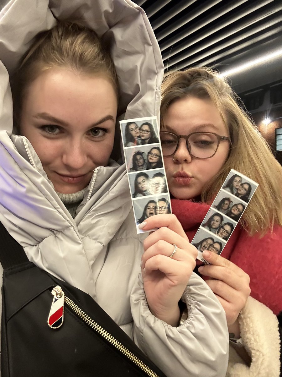 mcgospodi's tweet photo. Это мы после того, как орали Би-2 и Сэма Смита в караоке, а потом пошли фоткаться в фотобудку

Я не стесняюсь неудачных кадров, я их вам показываю https://t.co/URP31UswIb