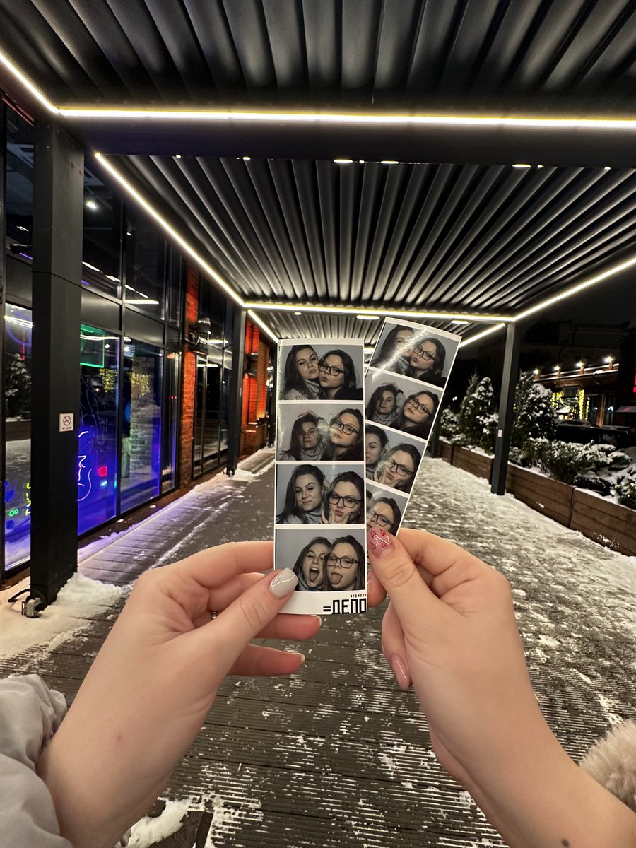 mcgospodi's tweet photo. Это мы после того, как орали Би-2 и Сэма Смита в караоке, а потом пошли фоткаться в фотобудку

Я не стесняюсь неудачных кадров, я их вам показываю https://t.co/URP31UswIb