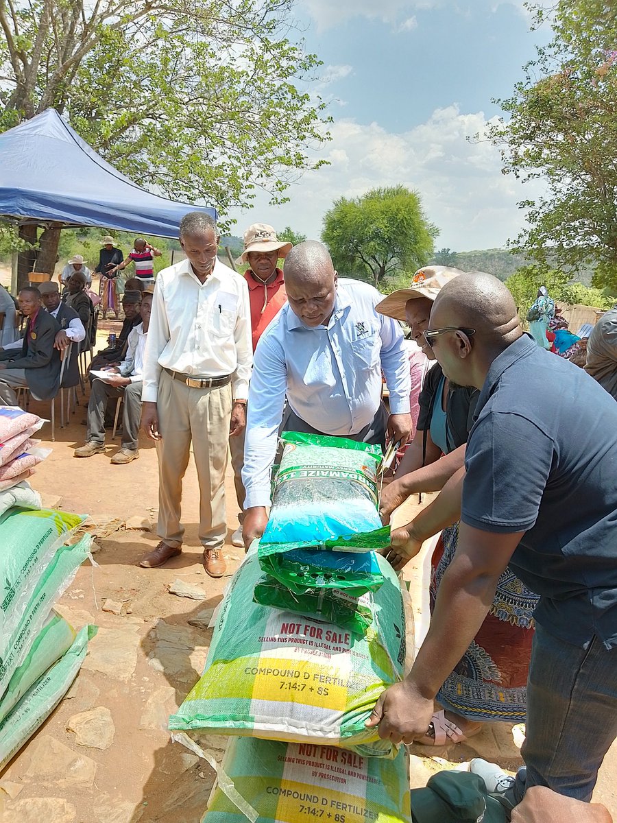 jephiasDera's tweet photo. #Intwasa launch in #Matobo district by Chief Masuku. Got an opportunity to stress the need to ensure #mulching in all #CA plots, bearing in mind normal to below normal rainfall season #forecast
#climateproofing https://t.co/3677T7i2iq