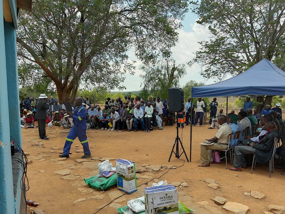 jephiasDera's tweet photo. #Intwasa launch in #Matobo district by Chief Masuku. Got an opportunity to stress the need to ensure #mulching in all #CA plots, bearing in mind normal to below normal rainfall season #forecast
#climateproofing https://t.co/3677T7i2iq