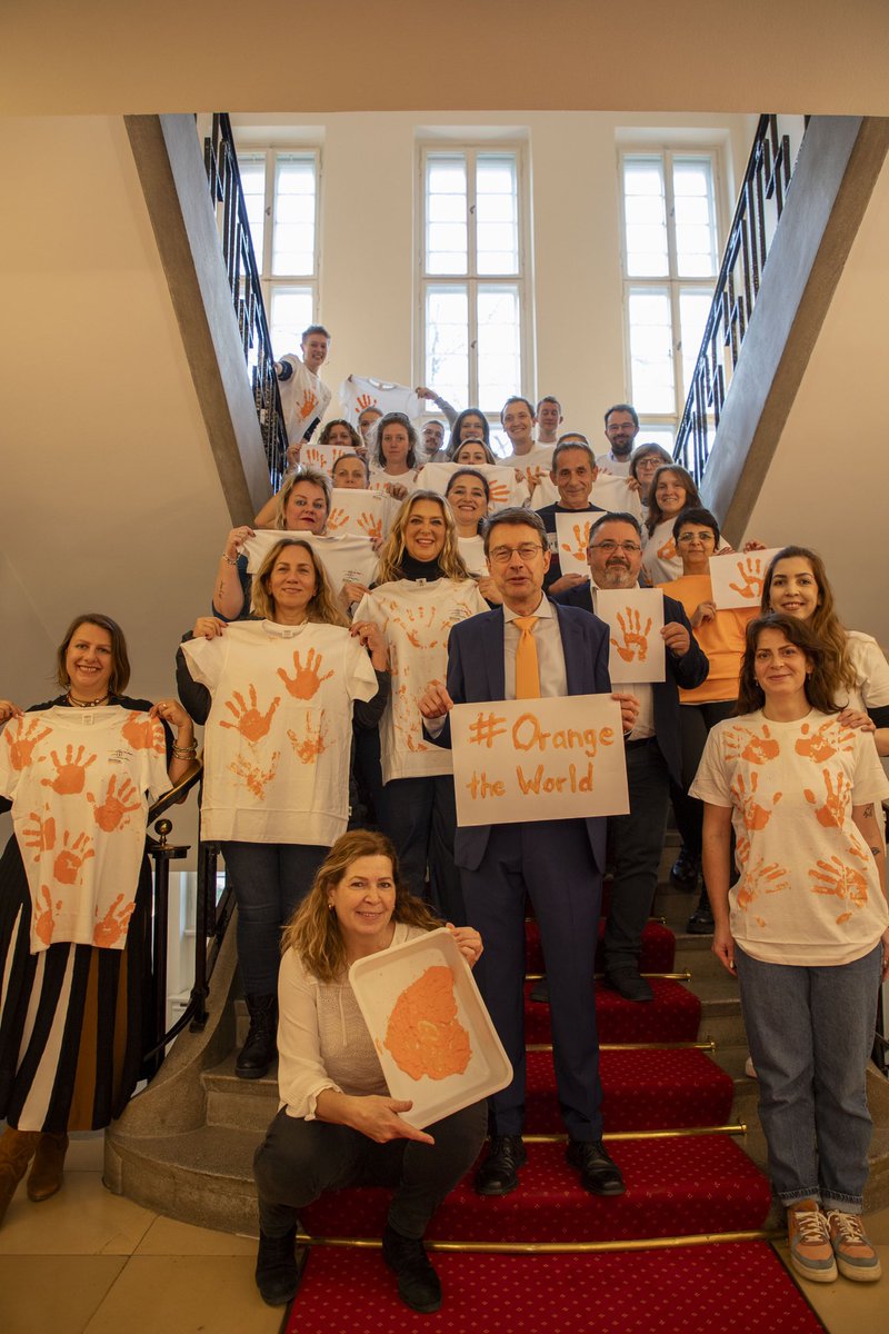 AlmanyaBE's tweet photo. #OrangetheWorld 🧡
 
Dünya genelinde her üç kadından biri şiddete maruz kalıyor. Bu kadınlar, fiziksel, cinsel ya da psikolojik şiddetin yanı sıra ekonomik istismara ya da sömürüye de maruz kalıyor. İşte bu yüzden kadına yönelik şiddete dur diyoruz! https://t.co/s7Z1ZIiwdl