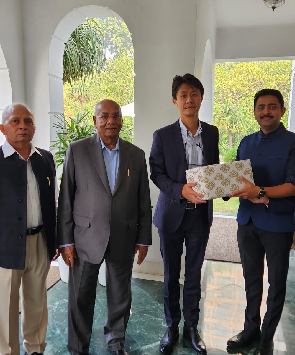 It was an honour to have the Gracious presence of EC Chairman Dr. U. S. Awasthi along with Director Operations Mr. Shinjiro Hamada having met our Lucknow team today. It was a good interactive session. He blessed them with his best wishes for future. @drusawasthi @IFFCO__TOKIO