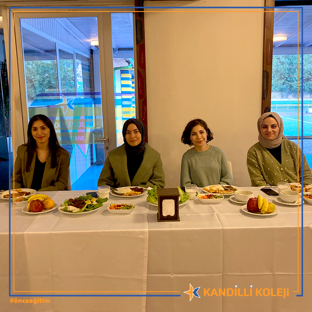 24 Kasım #ÖğretmenlerGünü için okulumuzun düzenlediği yemekte tüm öğretmenlerimiz bir araya geldi. Keyifli yemek eşliğinde öğretmenlik mesleği üzerine tüm öğretmenlerimiz kendi tecrübelerini bizlerle paylaştı.
Tüm öğretmenlerimizin tekrardan Öğretmenler Gününü kutlarız.📚✨