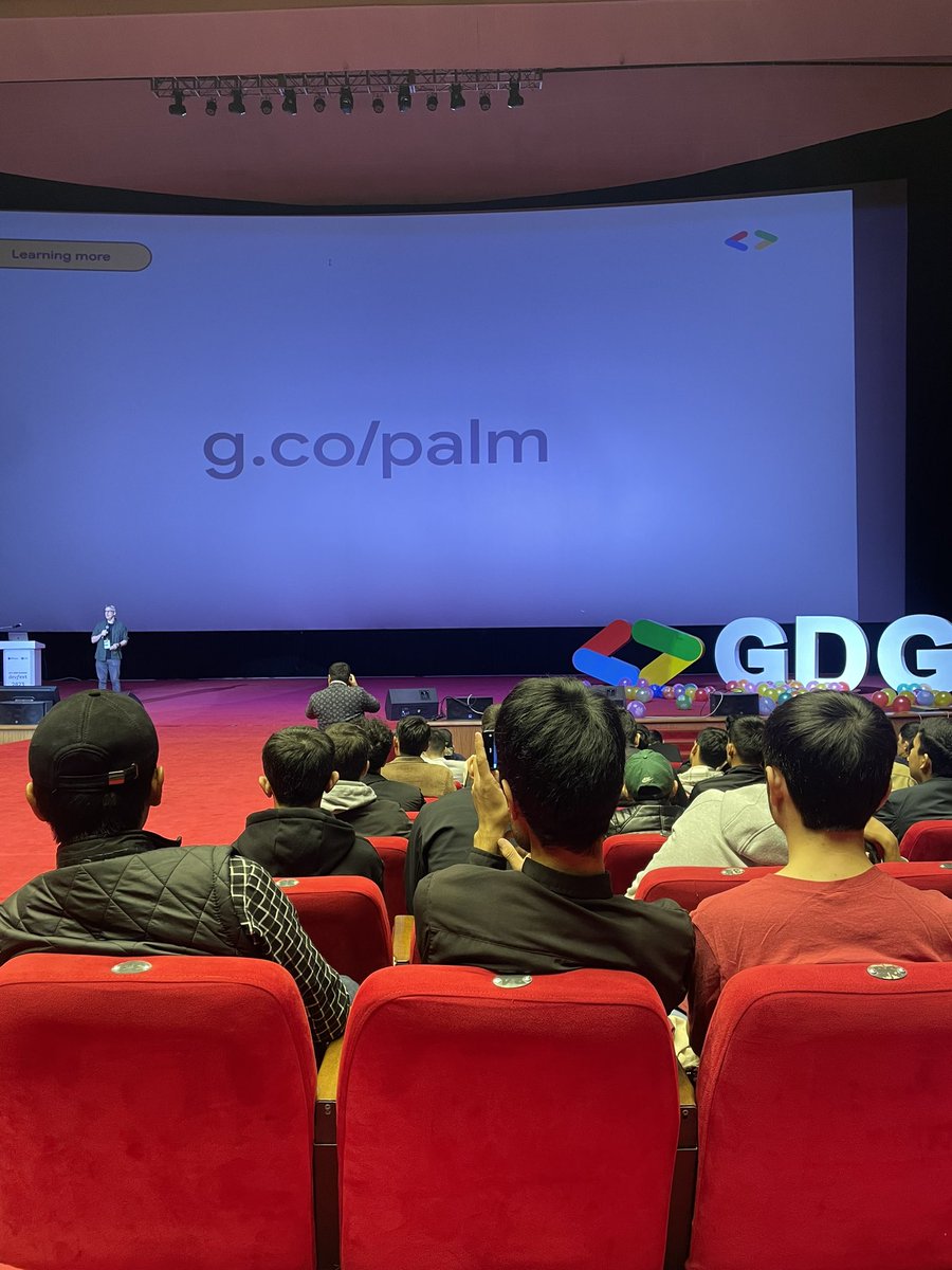leslysandra's tweet image. @m4rkmc rocking at #DevFest2023 in Uzbekistan 🇺🇿 talking about #PALMAPI