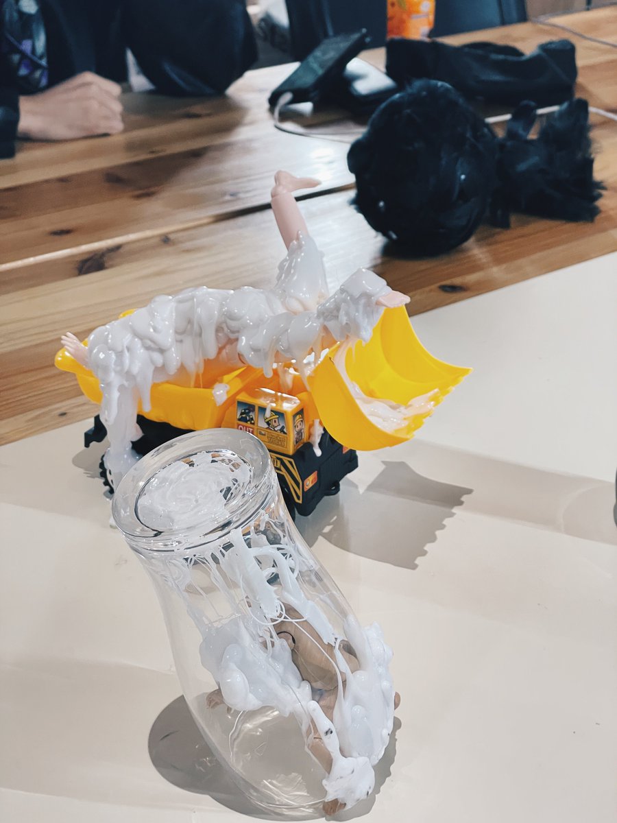 plot_photo's tweet image. PlotArtSchoolの100円均一縛りの現代アート脱法テクニックワークショップの様子📷✨