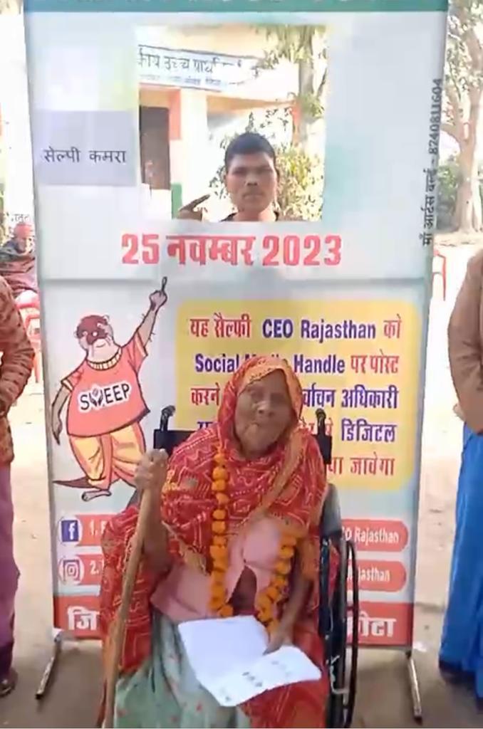 CeoRajasthan's tweet photo. 103 वर्षीय महिला रुधनाथ बाई भाग संख्या 58 विधान सभा सांगोद में मतदान करते हुए
#Mission75 
 #RajasthanAssemblyElection2023 #RajasthanElection2023
 #ECI
@DIPRRajasthan
@SpokespersonECI

@ECISVEEP
@PIBJaipur
@CBCROJaipur
@CeoRajasthan
@PoliceRajasthan https://t.co/Ii79IemVWk