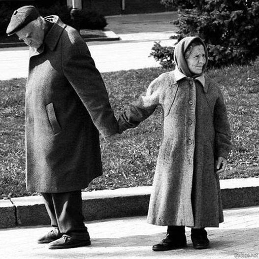 pierpi13's tweet photo. Quest'uomo ha ottant'anni e insiste per guidare sua moglie per mano ovunque vadano. Quando gli ho chiesto "Perché tua moglie se ne va in giro distratta, come se non seguisse nessuno?"
Ha risposto: "Perché ha l'Alzheimer."
Così gli ho chiesto: "Tua moglie si preoccuperà se la lasci andare o semplicemente ti stacchi?"
Mi ha risposto: "Non si ricorda. Non sa più chi sono, da un paio d'anni non mi riconosce più".
Sorpreso, gli ho detto: "Bene! E anche così, continua a far da guida ogni giorno anche se lei non lo riconosce?".
Il vecchio sorrise e mi guardò negli occhi.
Poi mi disse: "Lei non sa chi sono io, ma io so chi è lei... l'amore della mia vita".