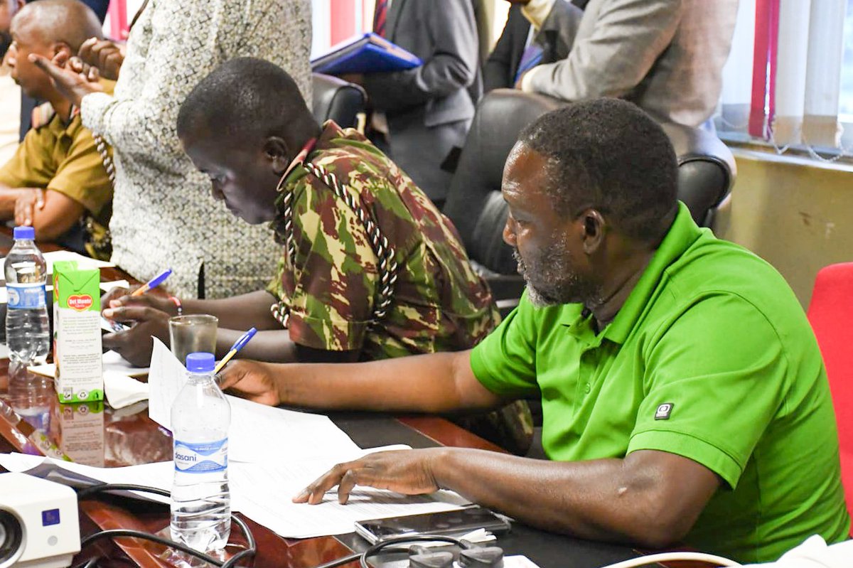 achiengca's tweet image. Presenting a memorandum from the Busia, Kenya Cross Border Traders Association and Trade Info Desk to the Senate Trade Committee, led by Hon  @OkenyuriEsther.  Hon @OkiyaOmtatah, Senator of Busia County, was in attendance.  @Senate_KE @AbdiDubatF