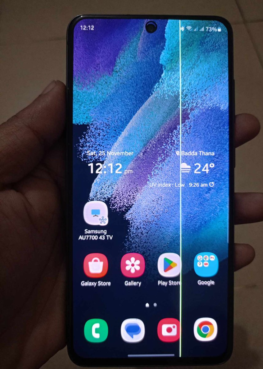 Tomal33's tweet photo. Hey @SamsungMobile , I don't like this green line feature on my galaxy s21 fe!  Last updated on 25 october.
Why don't you guys clearly explain about this matter. Very disappointed!  I will never buy any samsung phone again.😤😠😡
#SamsungGreenline
#S21FEGreenline
#GreenLine https://t.co/UTvgJIEIE3