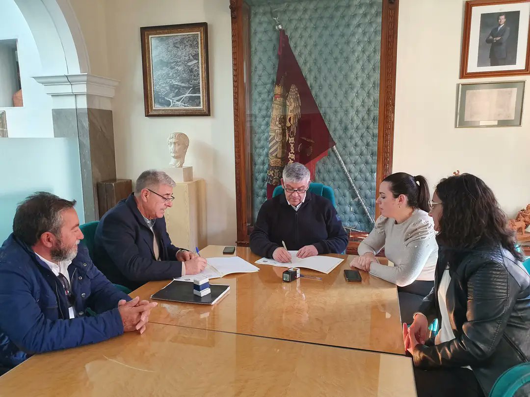 #ayuntamientodeguadix 🤝#territoriocueva Renovamos convenio de colaboración 🤝
✍️Nuestro presidente, Francisco Rivera, firma el convenio de colaboración entre nuestra "Asociación Andaluza de Cuevas Turísticas" y el "Ayuntamiento de Guadix", junto a su alcalde , Jesús Lorente.