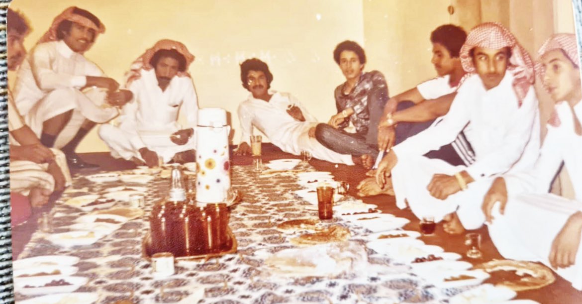 naifd89d's tweet photo. صوره نادي الجبلين ايام المعسكرات ١٤٠٤ من اليمين احمد النزهه وخالد السيف رحمه الله واحمد الصوينع رحمه الله ودرعان وفهد الحوير وزيد الجروان ومقبل الخليصي وعبدالله المحيني https://t.co/LjMKYDPcX7