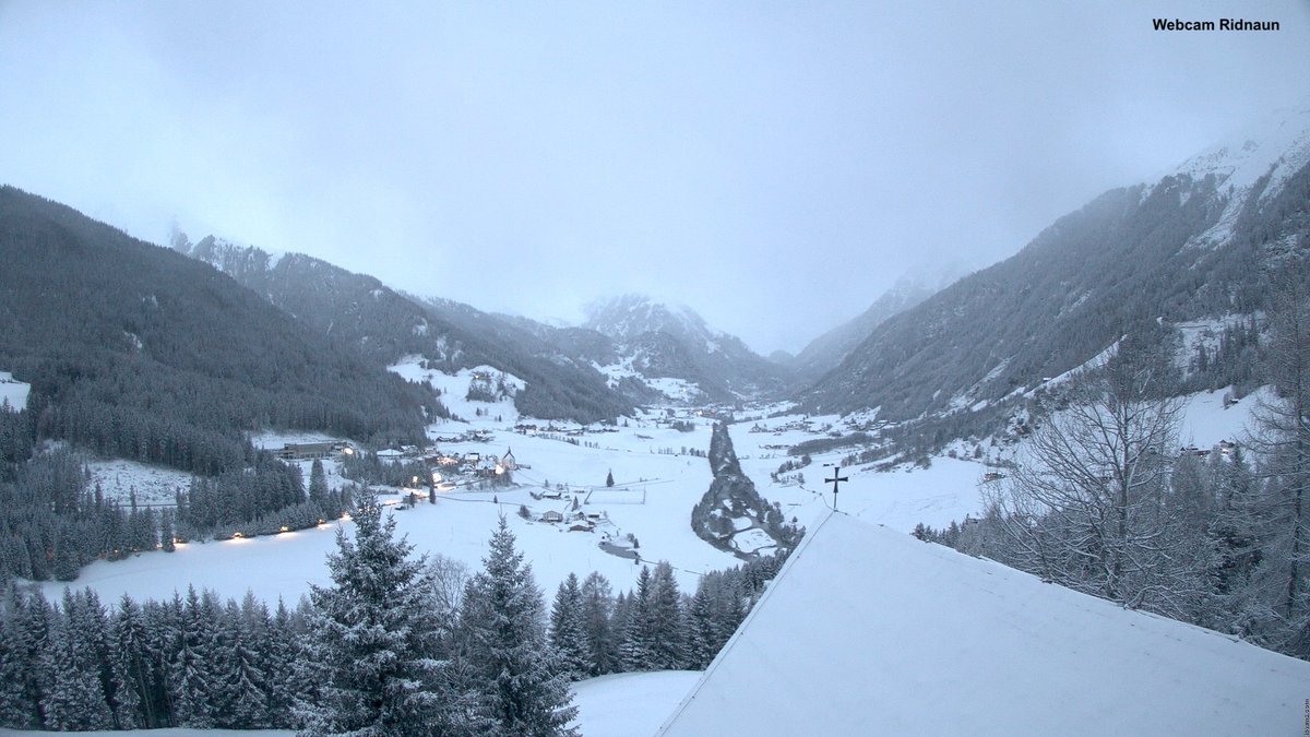 Der Winter ist nun da, weiß geworden ist es über Nacht vom Obervinschgau übers Wipptal bis hin ins Pustertal. Mit dem starken Nordwind schaffen es ein paar Schneeflocken auch bis in den Süden. Tagsüber lassen die Niederschläge nach, am Abend der nächste Schnee vor allem im Norden