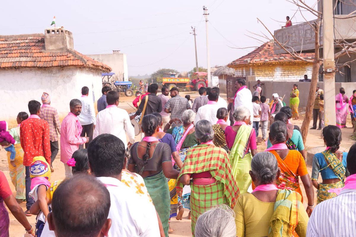 sunitavakiti's tweet photo. బండమీదపల్లి గ్రామంలో రోడ్షో మరియు ఇంటింటి ప్రచారంలో పాల్గొన్నాను. నియోజకవర్గంలో జరిగిన అభివృద్ధి, అందుతున్న సంక్షేమ పథకాల గురించి గ్రామస్తులకు వివరించడం జరిగింది. పథకాలు ఇలాగే కొనసాగాలంటే కారు గుర్తుకు ఓటు వేసి గెలిపించాలని విజ్ఞప్తి చేయడం జరిగింది.
#VoteForCar #VoteForVSLR https://t.co/ScxpGVbmP2