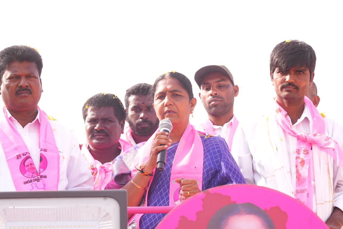 sunitavakiti's tweet photo. బండమీదపల్లి గ్రామంలో రోడ్షో మరియు ఇంటింటి ప్రచారంలో పాల్గొన్నాను. నియోజకవర్గంలో జరిగిన అభివృద్ధి, అందుతున్న సంక్షేమ పథకాల గురించి గ్రామస్తులకు వివరించడం జరిగింది. పథకాలు ఇలాగే కొనసాగాలంటే కారు గుర్తుకు ఓటు వేసి గెలిపించాలని విజ్ఞప్తి చేయడం జరిగింది.
#VoteForCar #VoteForVSLR https://t.co/ScxpGVbmP2