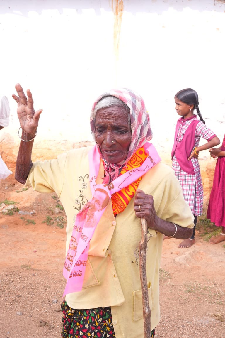 sunitavakiti's tweet photo. బండమీదపల్లి గ్రామంలో రోడ్షో మరియు ఇంటింటి ప్రచారంలో పాల్గొన్నాను. నియోజకవర్గంలో జరిగిన అభివృద్ధి, అందుతున్న సంక్షేమ పథకాల గురించి గ్రామస్తులకు వివరించడం జరిగింది. పథకాలు ఇలాగే కొనసాగాలంటే కారు గుర్తుకు ఓటు వేసి గెలిపించాలని విజ్ఞప్తి చేయడం జరిగింది.
#VoteForCar #VoteForVSLR https://t.co/ScxpGVbmP2