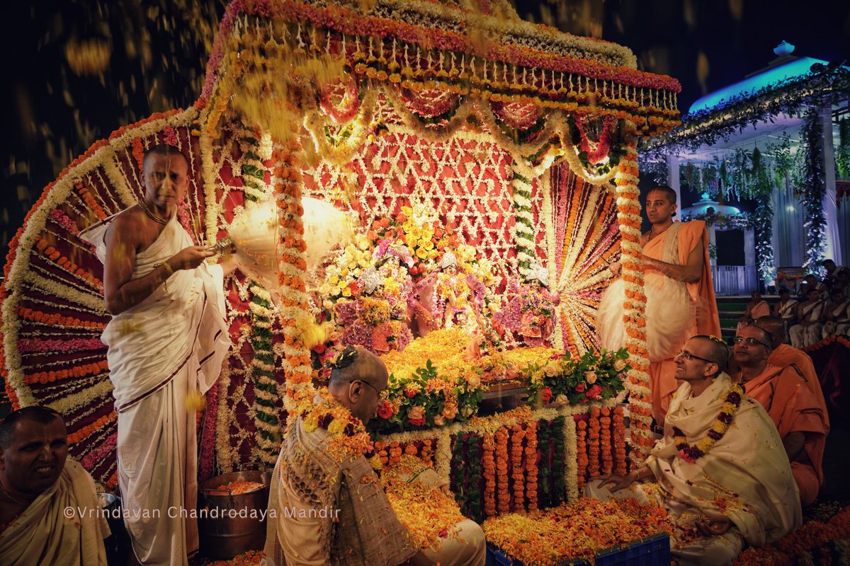 VCMVrindavan's tweet photo. Glimpses of Antarvedi Nauka Vihar Utsav at Vrindavan Chandrodaya Mandir as part of the Kartik Utsav Festival

https://t.co/4aQsxJtn6o https://t.co/DpmwTWKD0t