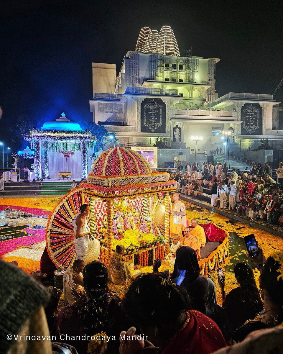 VCMVrindavan's tweet photo. Glimpses of Antarvedi Nauka Vihar Utsav at Vrindavan Chandrodaya Mandir as part of the Kartik Utsav Festival

https://t.co/4aQsxJtn6o https://t.co/DpmwTWKD0t