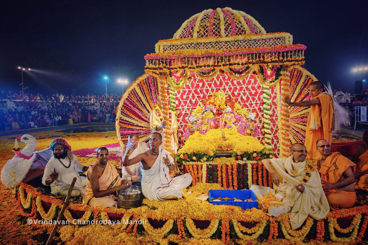 VCMVrindavan's tweet photo. Glimpses of Antarvedi Nauka Vihar Utsav at Vrindavan Chandrodaya Mandir as part of the Kartik Utsav Festival

https://t.co/4aQsxJtn6o https://t.co/DpmwTWKD0t