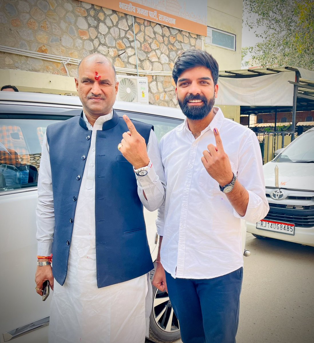 AkhileshPareek_'s tweet photo. #कमल_चुनेगा_राजस्थान
मैंने राष्ट्र हित में मतदान किया आप सभी से भी आग्रह है समय से अपना मतदान करें और राजस्थान में प्रचंड बहुमत वाली भाजपा सरकार बनाने में अपना योगदान दें।
“कमल का बटन दबायें - भाजपा को जितायें”
#BJP4Rajasthan #CP_Joshi https://t.co/mFWwcFSNkm