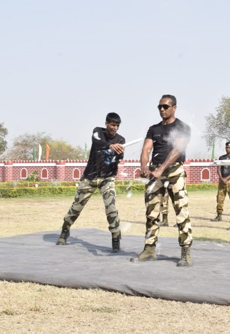 CISFHQrs's tweet photo. जीवन का रस छन जाने दे,
तन को पत्थर बन जाने दे।
तू स्वयं तेज भयकारी है,
क्या कर सकती चिनगारी है? ~ रामधारी सिंह 'दिनकर'
#PROTECTIONandSECURITY #TRAINING #makingofsoldiers
@HMOIndia https://t.co/avhwGgM6b7