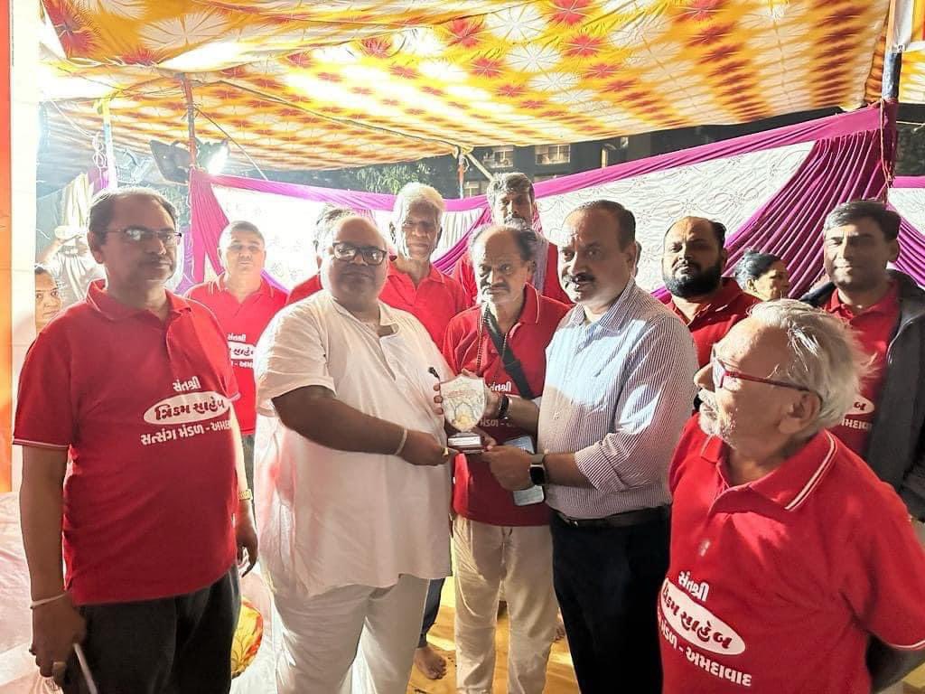 LTrambadia's tweet photo. જૂનાગઢ ગિરનાર ના સાનિધ્યમાં લીલીપરીક્રર્મામાં જૂનાગઢ ના લોકપ્રિય ધારાસભ્ય શ્રી Sanjay Koradia  જી ની આગેવાનીમા વિવિધ સેવા ભાવિ સંસ્થાના અન્નક્ષેત્ર ની મુલાકાત લીધેલ તેમજ સેવાભાવી સંસ્થાઓ એ પરિક્રમાથીઓ માટે જે સેવા કેમ્પ ઊભા કર્યા એમની ની મુલાકાત લીધી.@Sanjay_Koradia https://t.co/TQLdSaYawF