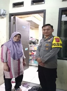 Polisi Rw Polda Jabar melaksanakan sambang kepada Rw 10 Desa Cibiru hilir kec Cileunyi  Kan Bandung memberikan himbauan kamtibmas di lingkungannya.