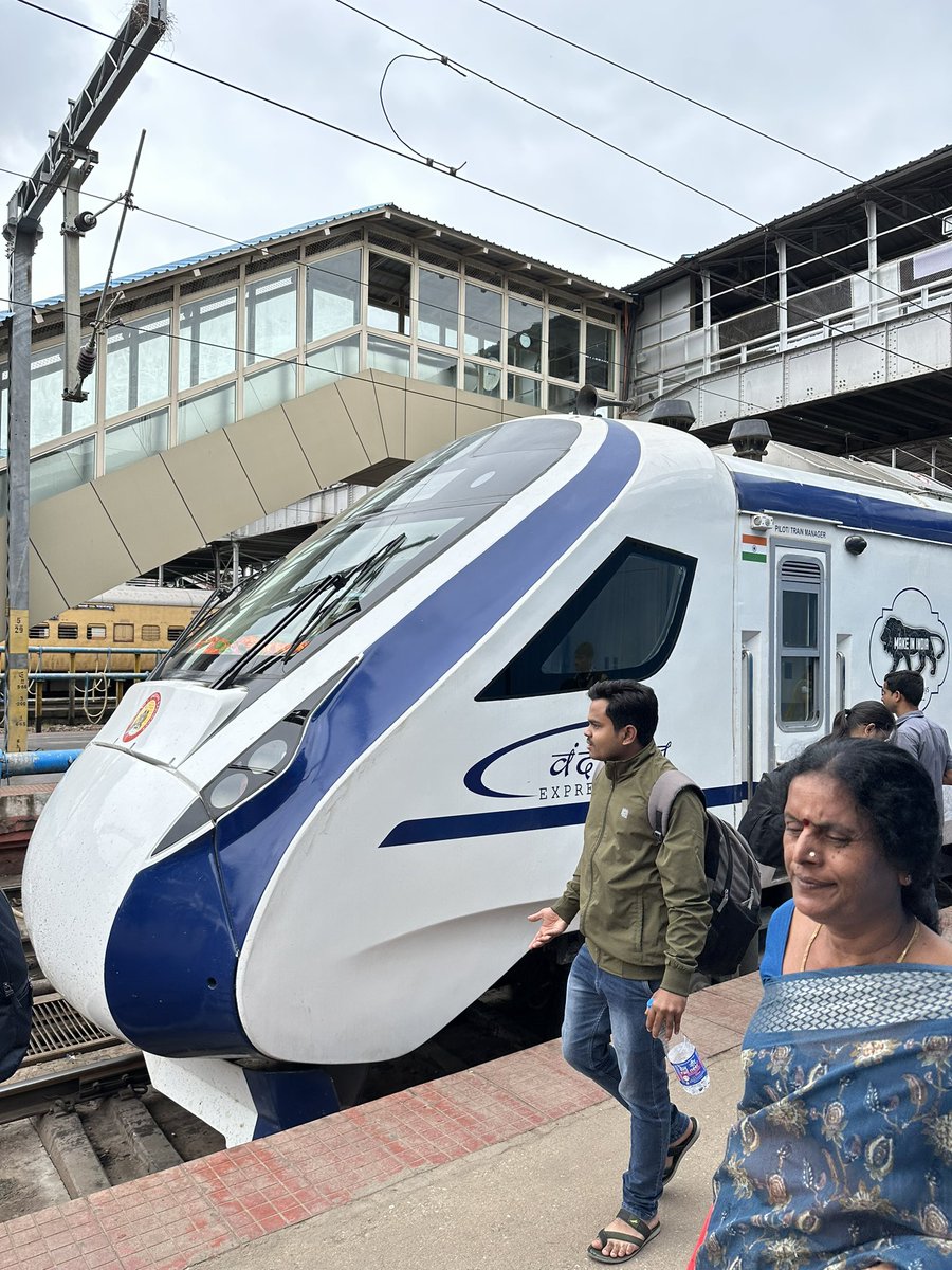 GirishPrabhuCol's tweet photo. Traveled on #vandebharat from Hyderabad to Bangalore.
It was a good experience, food and service was commendable.
Departure and arrival was bang on time and good space for my guitar 🎸😊.
Keep it up #IndianRailways . https://t.co/3cg7SbzQeV