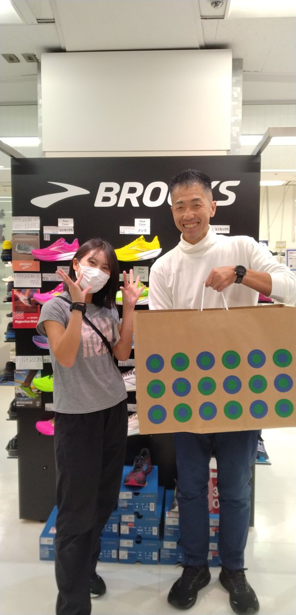 haruaki77777's tweet image. 買いました！　#ghost15 と　#ハイペリオンマックス。#ghostmax　も欲しいけど我慢。どのシューズも履いた瞬間、ニヤニヤしちゃう。まさに　#runhappy！ ひよりさんに靴紐の大切さを聞いて目からウロコ。接客最高で最高のランナーさんでシューフィッターさんです✨　#brooksrunning  @hyr_RunHappy