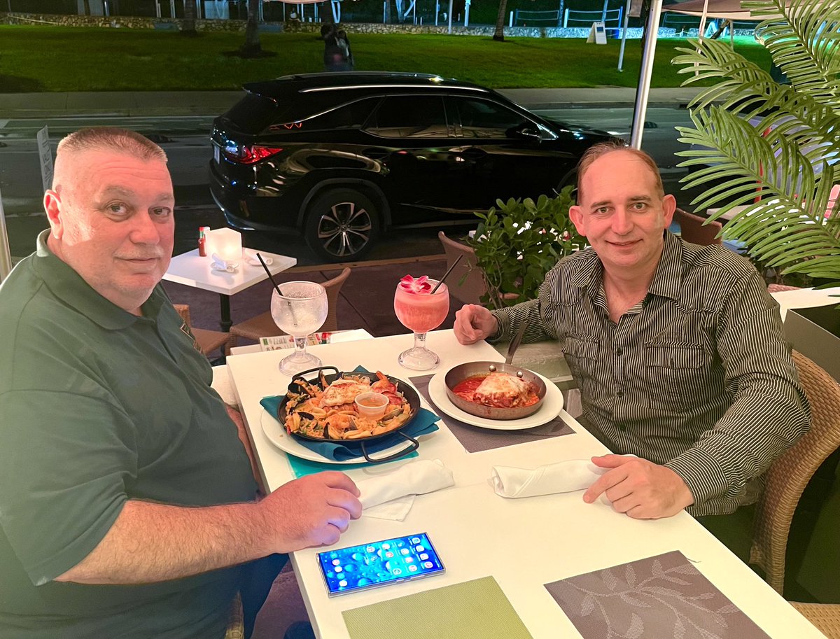 MAGOSINDIENTES's tweet photo. Cenita de hoy en #OceanDr con Gabriel que ya llegó a #Miami !!!! https://t.co/Ol8MWMdDcl