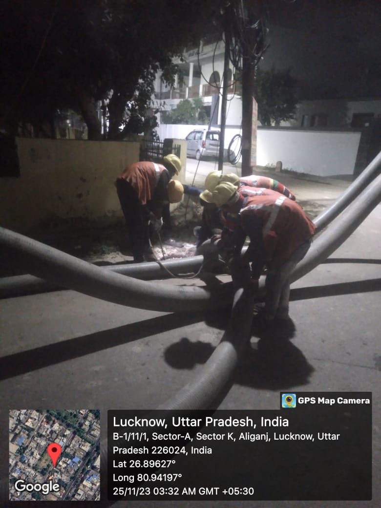 Anshul_Lucknow's tweet photo. At this time winter season has started in North India. It is 3 o'clock in the morning and the employees of @suez India, the company doing sewer cleaning work, are working with full diligence so that the common people do not have to face sewer related problems.
#Gr8Team #Suez 👏👏 https://t.co/pXV4MZ7Cbq