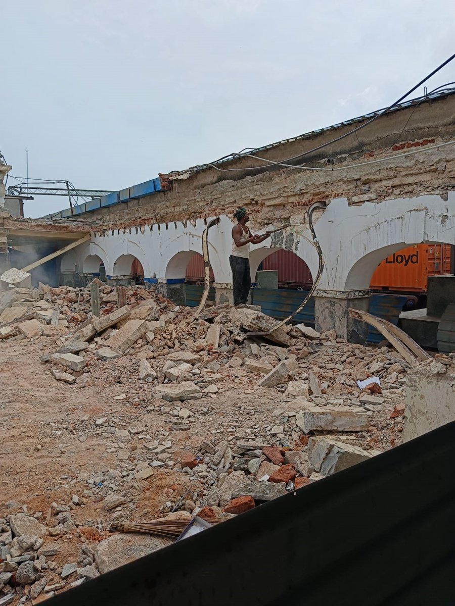 SCRailwayIndia's tweet photo. #SCRInfraUpdates
#Tandur  station- station building ,  - Development works in progress,   #NayaBharatNayastation  part of #AmritBharatStations scheme. Station will feature modern facilities and  improve passenger  amenities. https://t.co/Gy2zE7z6DQ