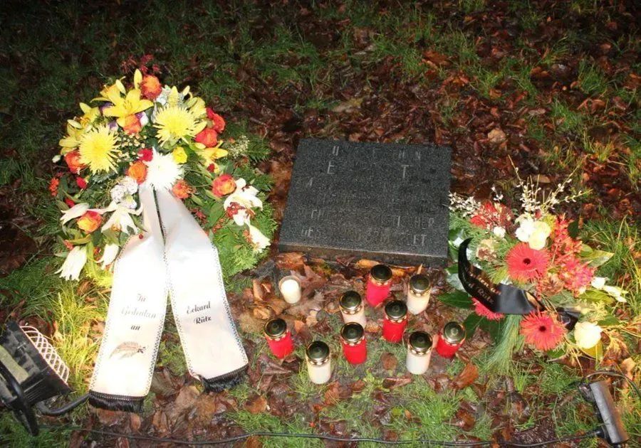 25.11.00, Greifswald: Eckard Rütz wird von Nazis, aufgrund ihres Hasses gegen Obdachlose, mit Baumstützpfählen totgeschlagen. webmoritz.de/tag/eckard-rut… #KeinVergessen