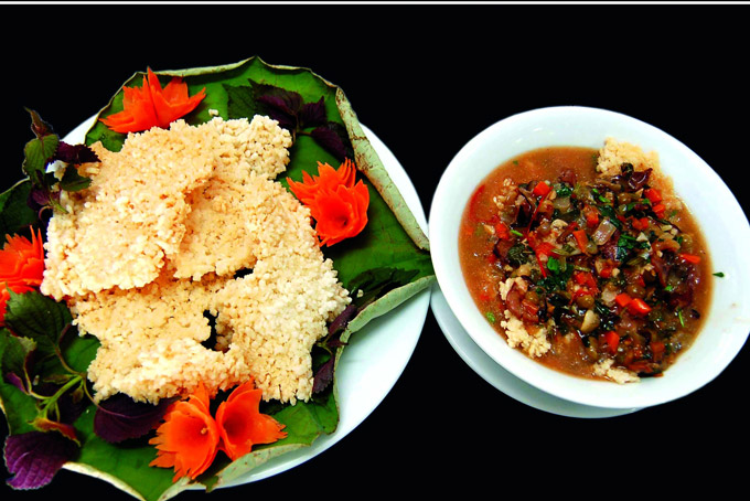 Cơm cháy Ninh Bình
Cơm cháy Ninh Bình cũng là một cái tên không thể bỏ lỡ khi nhắc đến danh sách các món ăn đặc sản Việt Nam. 
Để miếng cơm cháy được ngon thì phải nấu từ gạo nếp hương và được nấu trên nồi gang, phải dùng than củi sao cho thật vàng đều