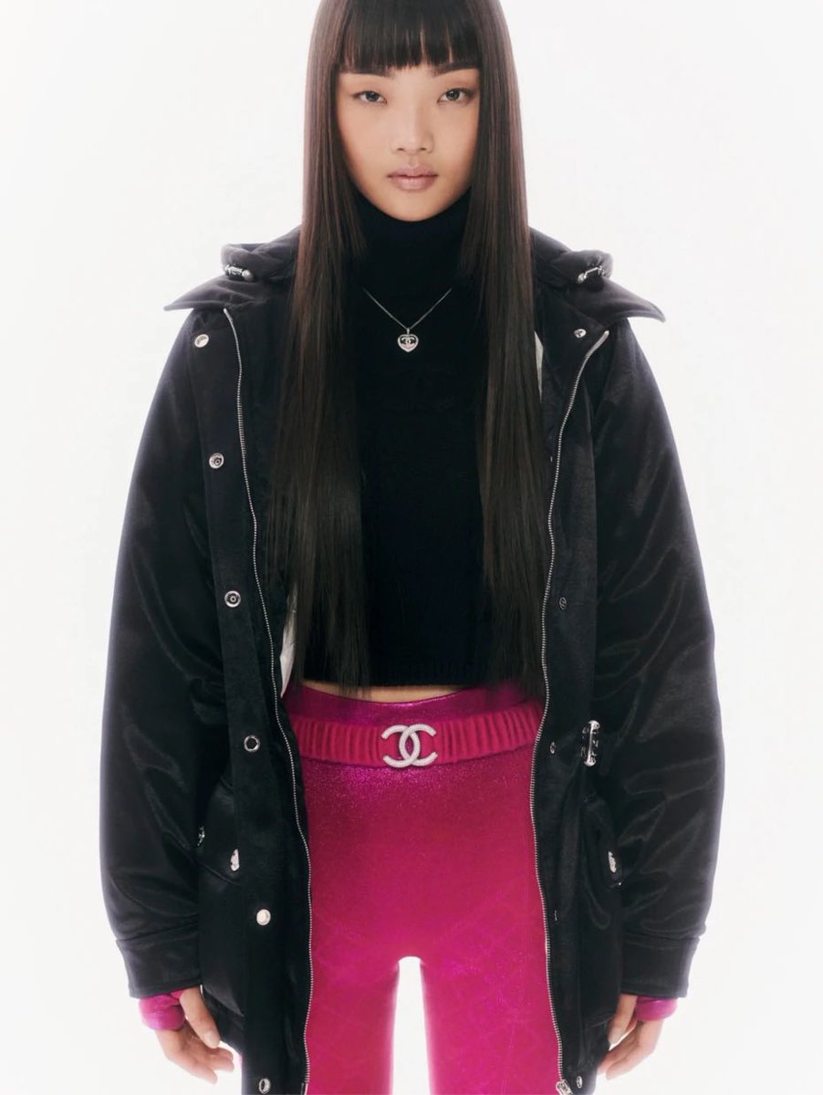EspritdeCoco's tweet photo. ⛷️ Inspirée de l’univers du patin à glace et conçue aussi bien pour les pistes de ski, les soirées froides que les pistes de danse, la collection #CocoNeige 2023/24 de #CHANEL, transporte l'esprit de la montagne au cœur des ville.

#espritdegabrielle https://t.co/dfIp5bZTSW