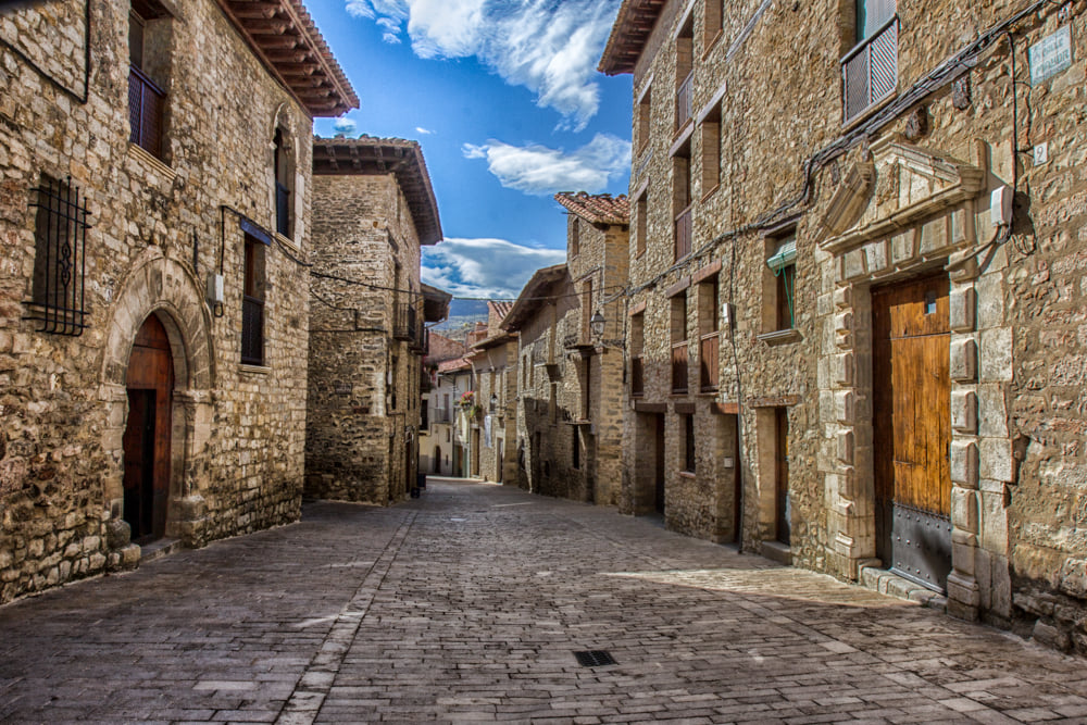 gozARTE's tweet image. ¿COMPARTIMOS #ARAGÓN?

Ayer os preguntaba dónde está esta plaza, y muchísimos lo acertasteis: es la plaza mayor de #Cantavieja, uno de los pueblos más bonitos de España, en el #Maestrazgo de #Teruel.
¿Compartimos las imágenes para que todo el mundo lo descubra?