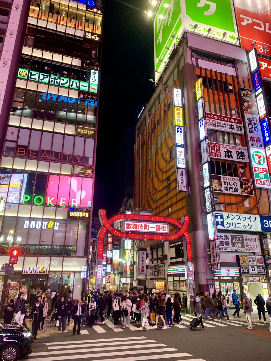 MamuanBkk's tweet photo. マレーシア人のアテンドで歌舞伎町に行って来たが「日本人は真面目な国民なのになぜAVや風俗が盛んなのか？」というお決まりの質問を受けたw

噂で聞いていたトー横にズラリと並ぶコンカフェの女の子たちの異様な光景は圧巻だった。この日は70人くらいいたかな。

#日本一時帰国
#歌舞伎町 https://t.co/dsTd0IvtRO