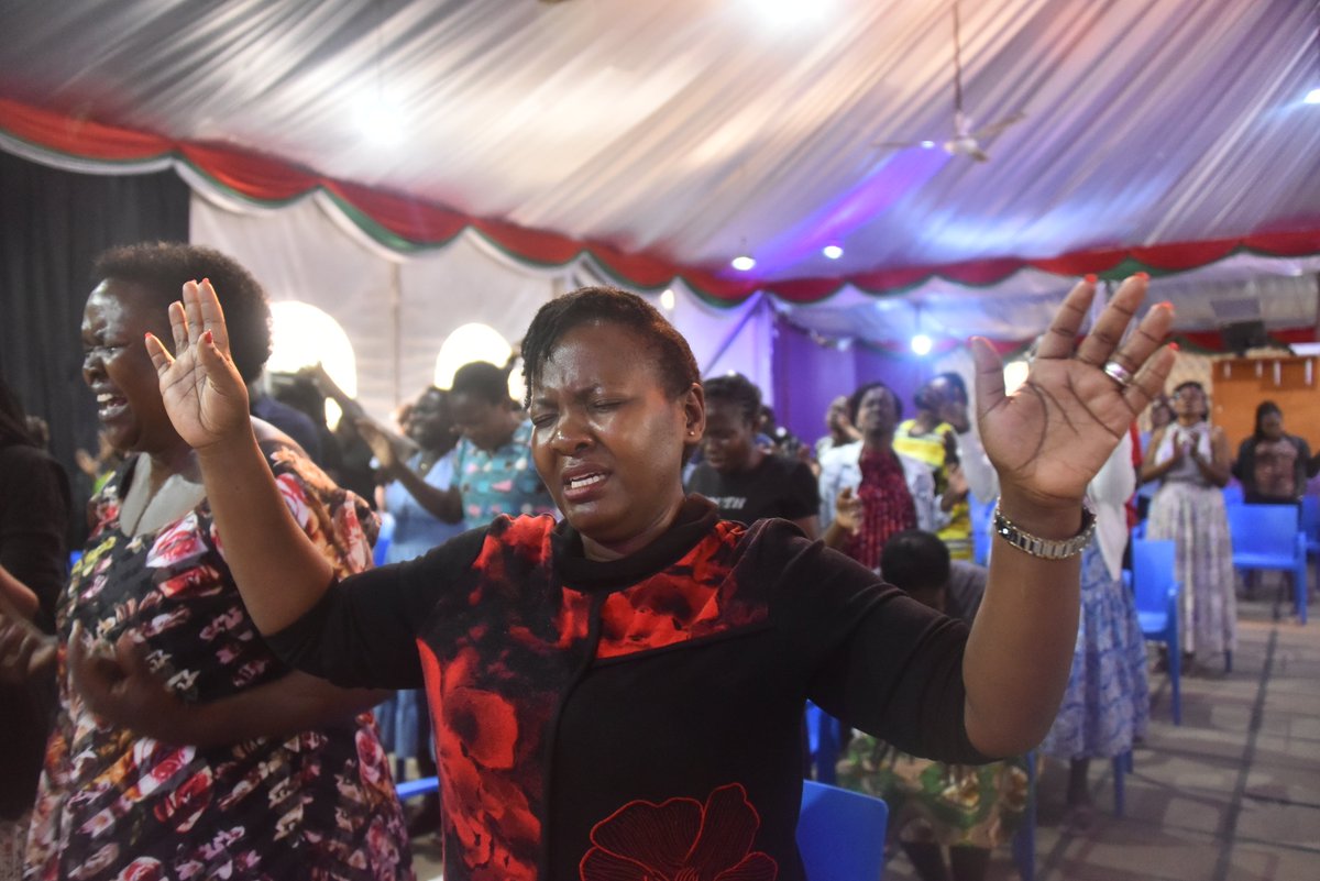 LWAUganda's tweet photo. This is always everyone's prayer song during Solution Hour!

''Please God, don't let me go, the same way I came today, touch me with your hand oh Lord''

#SolutionHour

🔴Watch - https://t.co/XLjZAC4YZC https://t.co/anxVxoZmQv