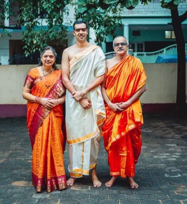 AmbarayaAshtagi's tweet image. ದೇಶದ ರಕ್ಷಣೆಗಾಗಿ ಹೋರಾಡುತ್ತ ಭಯೋತ್ಪಾದಕರ ಗುಂಡಿಗೆ ಹುತಾತ್ಮರಾದ ವೀರ ಯೋಧ *ಕ್ಯಾಪ್ಟನ್ ಪ್ರಾಂಜಲ್* ರವರಿಗೆ  ಅಶ್ರುಪೂರ್ಣ  ಶ್ರಧ್ಧಾಂಜಲಿಗಳು.
@BJP4India @BJP4Karnataka #CaptainPranjal #JaijawanJaikisan #ambarayaashtahi