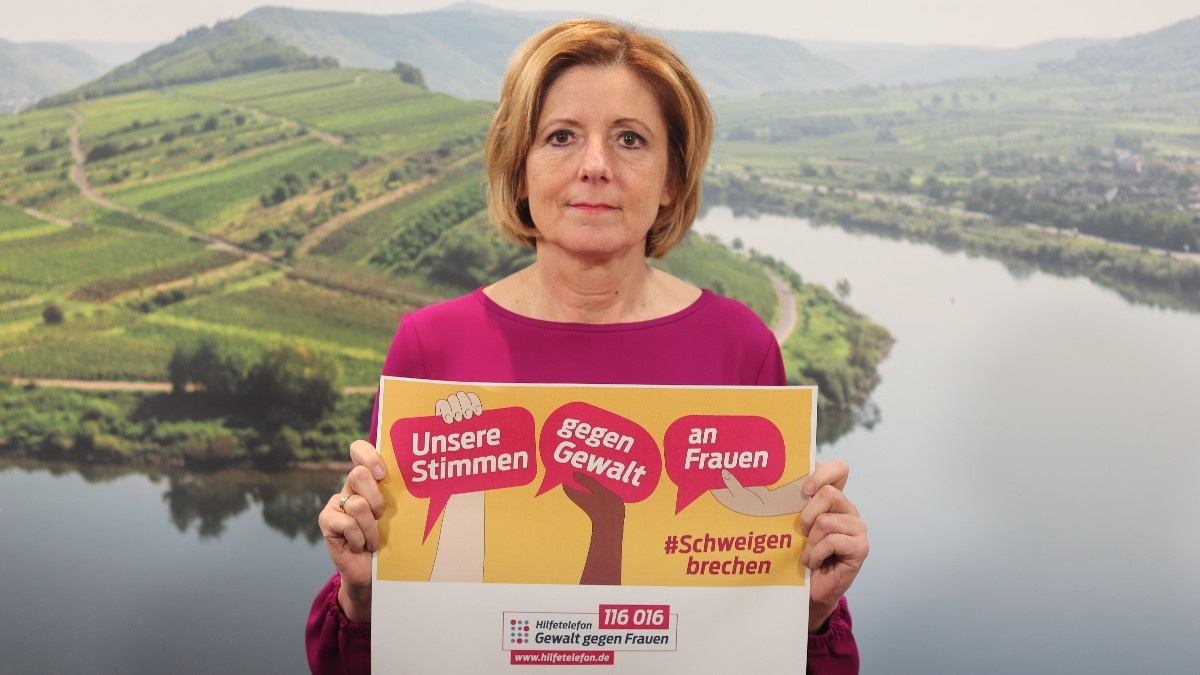 Unsere Stimmen gegen Gewalt am internationalen #TagGegenGewaltAnFrauen. #Schweigenbrechen! Gewalt gegen Frauen &amp; Mädchen findet überall auf der Welt statt.

📞 Das <a href="/Hilfetelefon/">Hilfetelefon „Gewalt gegen Frauen“</a> bietet unter der kostenlosen Nummer 116 016 rund um die Uhr anonyme Beratungsangebote für Betroffene.