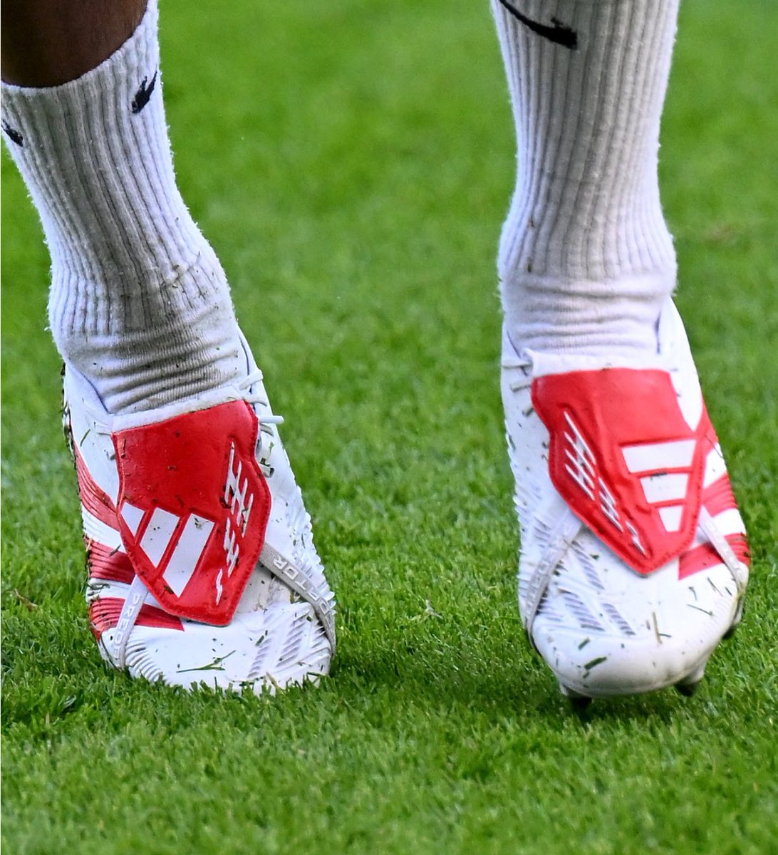 Watch_LFC's tweet photo. 🚨BREAKING🚨

Trent Alexander Arnold is wearing an unreleased pair of next generation Adidas Predators. 

Trent has been one of Under Armour’s key football athletes for many years now so this is a massive moment in his personal life https://t.co/6dKNCuw54T