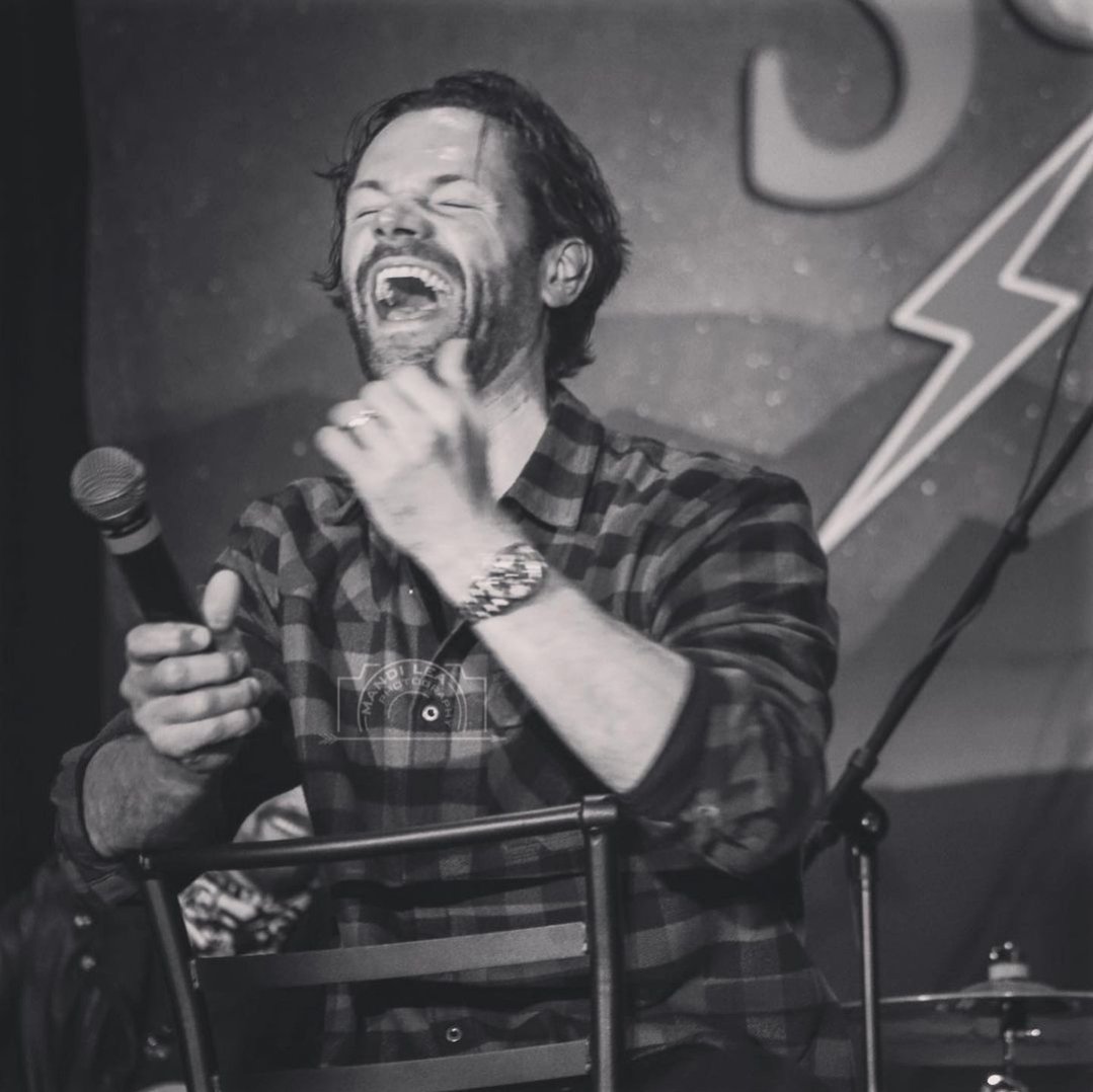 Laci__Lulu's tweet photo. The world needs more sunshine so here's more of Jared to start the weekend. #WeLoveYouJaredPadalecki #HappyPaturday #HeIsPureSunshine #SPNFamily #ThatDimple https://t.co/qIVxS1WZxF