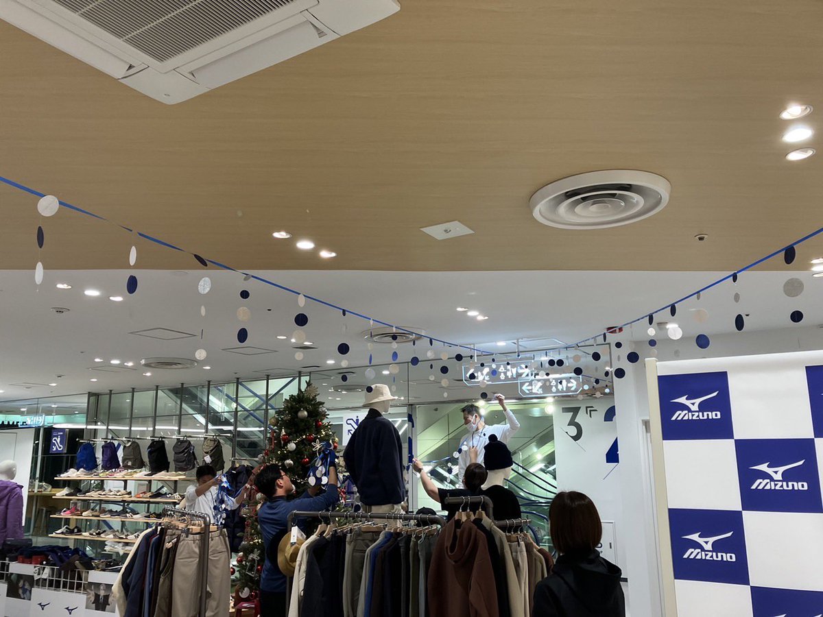 MizunoFlagship's tweet photo. 今年もみなさまと一緒にお祝いができるように、心を込めて店内装飾🎄

今年は明日26日から29日までの4日間、ご来店お待ちしております✨

@Mizuno_Tokyo
@Mizuno_Osaka　　　　　　　　　　　　　　　　　　　　　　　　　　　　　
ミズノショップ横浜ポルタ　　　　　　　　　　　　　　　　　　　　　　　　　　
ミズノプラス福岡三越

#yurionice #勝生勇利 #フィギュアス���ート