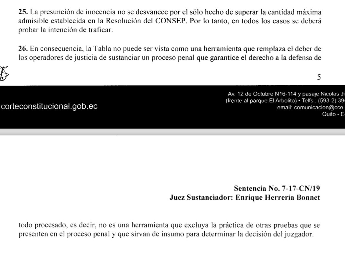 VeronicaLHM's tweet photo. 🔵Criterios de la CC sobre “la tabla” de drogas

#LaCortedice que la intención tanto del constituyente, como la del legislador, es evitar la criminalización del consumo de sustancias estupefacientes o psicotrópicas, por ser considerado como problema de salud pública y no como una conducta delictiva. 

⏺️El Art. 364 de la Constitución señala que: “Las adicciones son un problema de salud pública (…). En ningún caso se permitirá su criminalización ni se vulnerarán sus derechos constitucionales (…)”.

⏺️El Art. 220 del COIP en el último inciso establece: “La tenencia o posesión de sustancias estupefacientes o psicotrópicas para uso o consumo personal en las cantidades establecidas por la normativa correspondiente, no será punible”. 

▶️La CC ha señalado que no resultaría constitucional la aplicación de sanciones penales en contra de personas que tengan y utilicen sustancias estupefacientes y psicotrópicas sólo para su consumo, y no para traficarlas; sin perjuicio de que en ciertos casos, la misma persona que incurre en la conducta delictiva de traficar dichas sustancias, al mismo tiempo puede ser consumidor. 

▶️El legislador ha establecido la necesidad de regular las cantidades máximas de tenencias de sustancias sujetas a fiscalización. Esto se desprende del Art. 228 y Disposición Décimo Quinta del COIP. Corroborado por la Disposición Transitoria Décimo Cuarta de la Ley Orgánica de Prevención Integral del Fenómeno Socio Económico de las Drogas. 

🔺Es decir, el legislador ha previsto la descriminalización del consumo en los términos del COIP y de la Ley de Prevención del Fenómeno Socio Económico de las Drogas. Estableciendo que corresponde a la autoridad competente elaborar la Tabla sobre las cantidades máximas admisibles de tenencia para el consumo personal. 

▶️La autoridad competente es el Consejo Nacional de Control de Sustancias Estupefacientes y Psicotrópicas (CONSEP). 

🔺En definitiva, la tenencia debe ser regulada por una normativa secundaria.

▶️Por último, la Corte Constitucional ha dicho que, en todos los casos se deberá probar la intención de traficar y que la Tabla no puede ser vista como una herramienta que reemplaza el deber de los jueces de sustanciar un proceso penal que garantice la defensa de todo procesado. 

Es decir, no es una herramienta que excluya la práctica de otras pruebas que se presenten en el proceso penal y que sirvan de insumo para determinar la decisión del juez. 

Sentencia No. 7-17-CN/19

Juez ponente: Dr. Enrique Herrería Bonnet