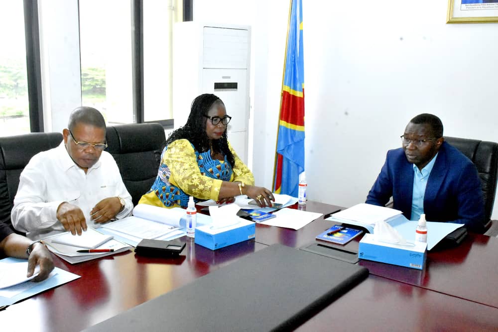 Dernière réunion (de l'année 2023) du Conseil d'Administration du Fonds de Promotion de l'industrie ce 25 Nov présidée par nous même pour des orientations stratégiques en 2024, notamment :
1. Financer les projets réellement promoteurs de l’industrialisation du pays;
2. Identifier